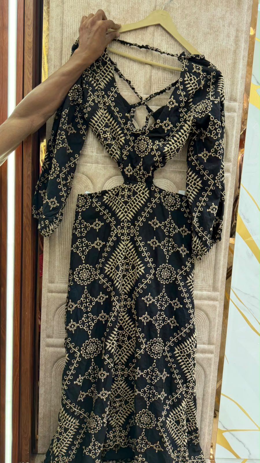BACKLESS DRESS